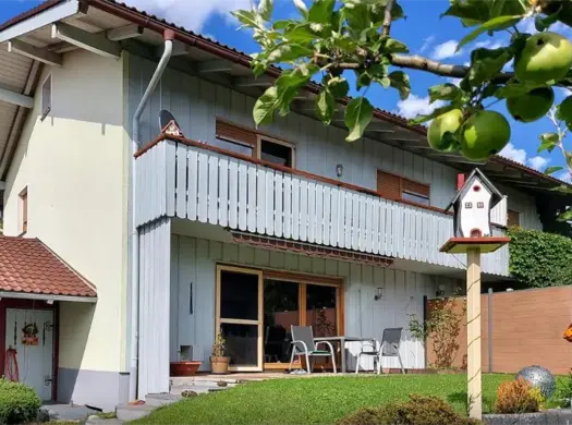 Grabenstätt – Doppelhaushälfte mit Garten und Bergblick