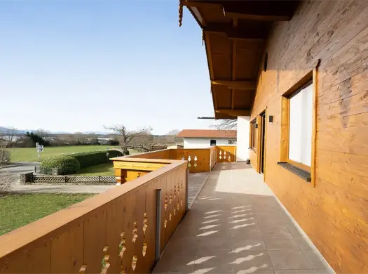 Seebruck – Traumwohnung in einem kernsanierten Zweifamilienhaus