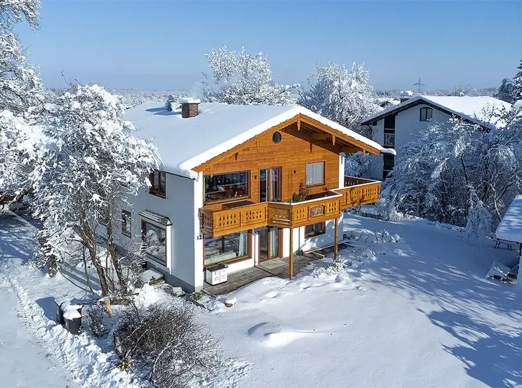 Seebruck – Traumwohnung in einem kernsanierten Zweifamilienhaus