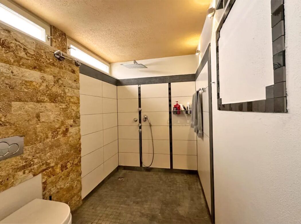 L-Förmiger Bungalow (Renovierungs­bedürftig)